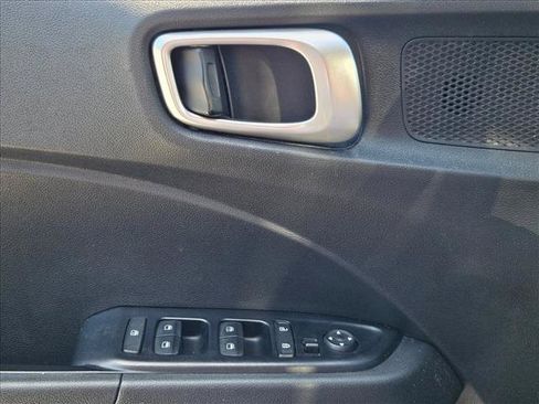 Used 2023 Hyundai Venue SEL FWD image 6