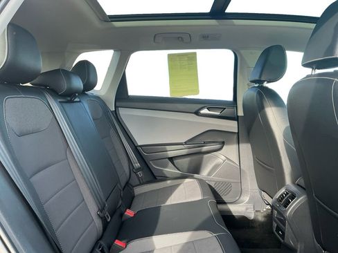 Used 2022 Volkswagen Taos SE w/ Panoramic Sunroof Package image 18