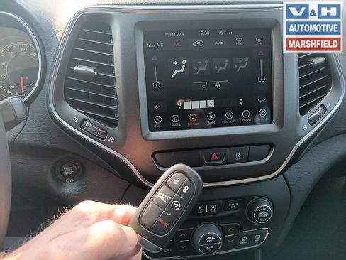 Used 2022 Jeep Cherokee Trailhawk w/ Comfort/Convenience Group AWD/4WD image 11