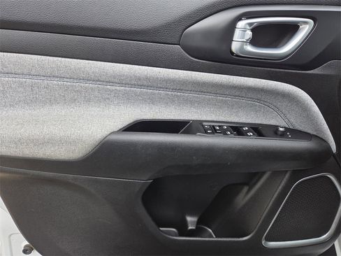 Used 2024 Jeep Compass Latitude image 17