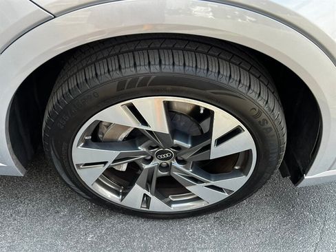 Used 2022 Audi e-tron Premium w/ Convenience Plus Package AWD/4WD image 11
