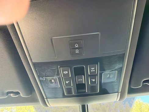 Used 2020 Volkswagen Atlas Cross Sport SE w/ Panoramic Sunroof Package image 31