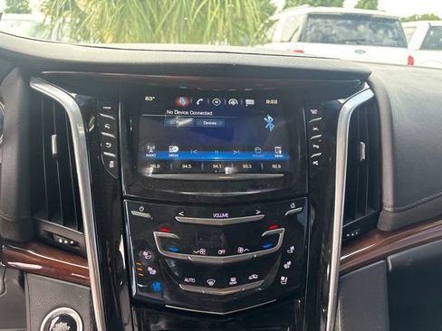 Used 2019 Cadillac Escalade Luxury AWD/4WD image 12