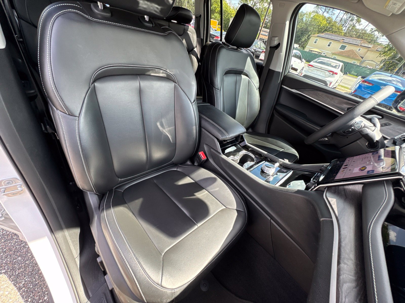 Used 2023 Jeep Grand Cherokee Limited w/ Black Appearance Package AWD/4WD image 16