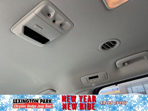 Used 2024 Kia Carnival EX image 17