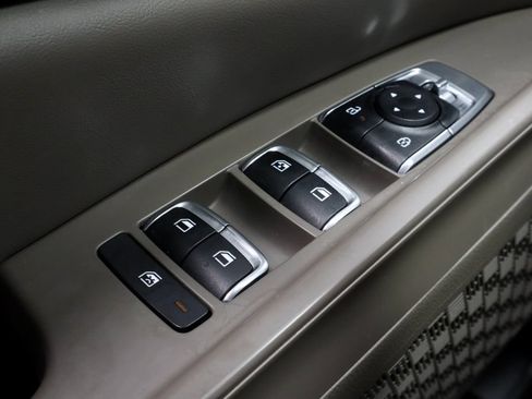 Used 2025 Kia Carnival FWD image 26