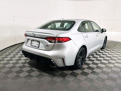 Used 2024 Toyota Corolla SE FWD image 3