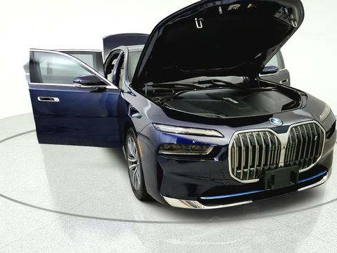 Used 2023 BMW i7 xDrive60 w/ Executive Package 2 AWD/4WD image 9