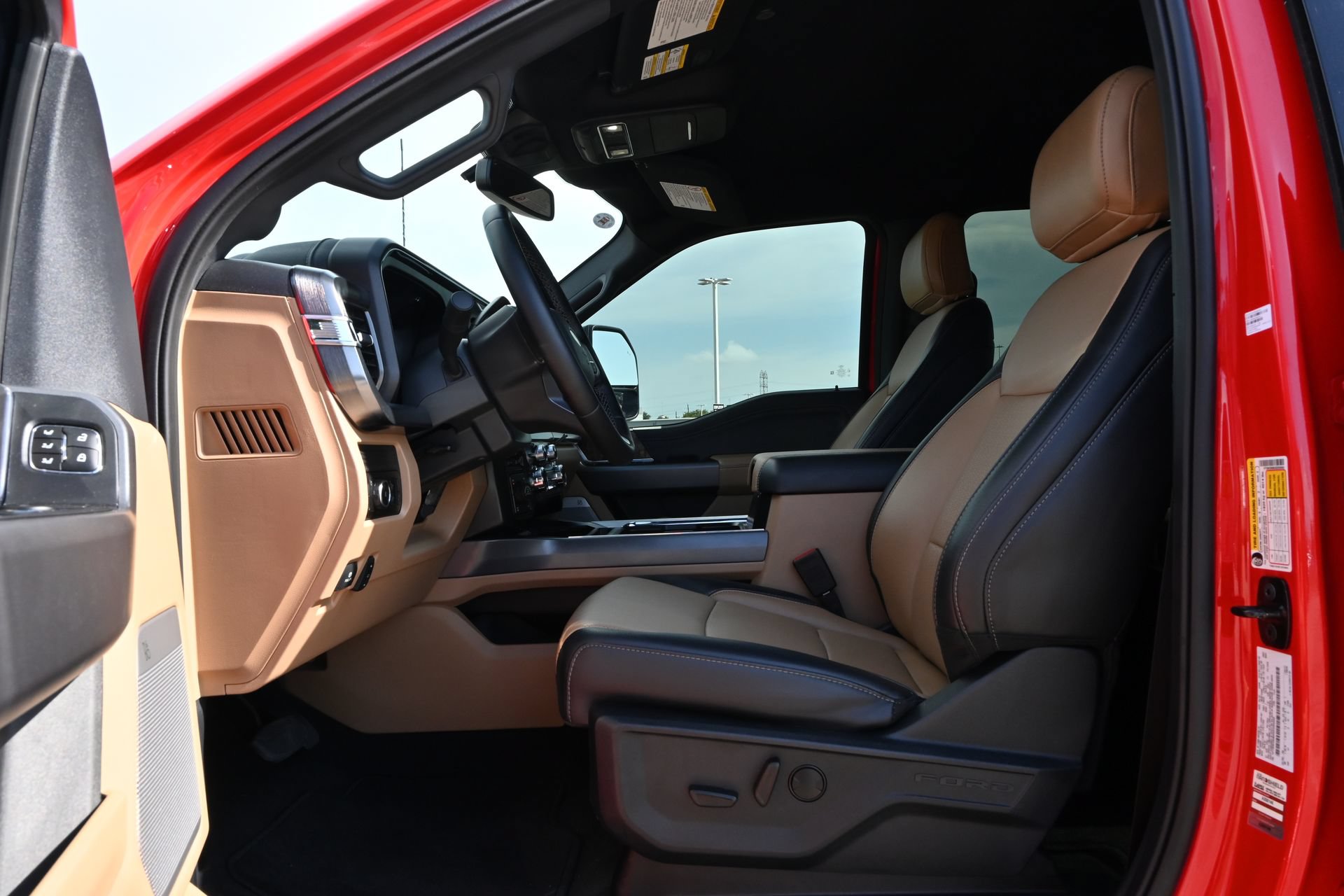 Used 2025 Ford F350 Lariat w/ Tremor Off-Road Package AWD/4WD image 18
