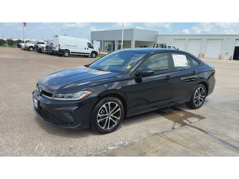 Used 2025 Volkswagen Jetta Sport FWD image 4