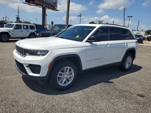 Used 2025 Jeep Grand Cherokee Laredo X w/ Luxury Tech Group I AWD/4WD image 2