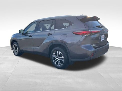 Used 2022 Toyota Highlander XLE image 30