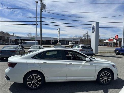 New 2025 Volkswagen Jetta SE FWD image 7