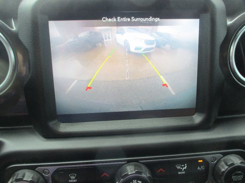 Used 2021 Jeep Wrangler Unlimited Sahara AWD/4WD image 7
