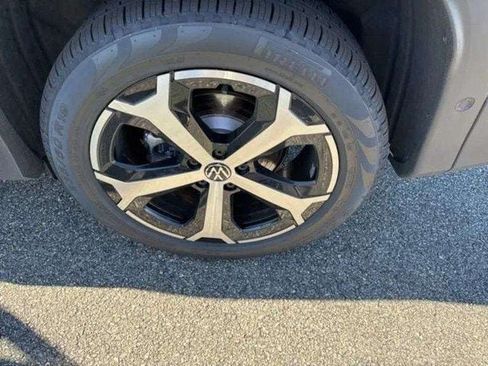 Certified 2025 Volkswagen Tiguan SE AWD/4WD image 11