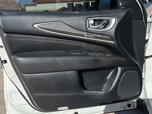 Used 2019 INFINITI QX60 Luxe w/ Essential Package image 18