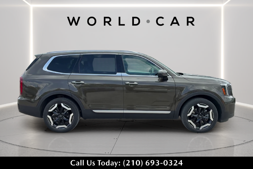 Used 2025 Kia Telluride S FWD image 2