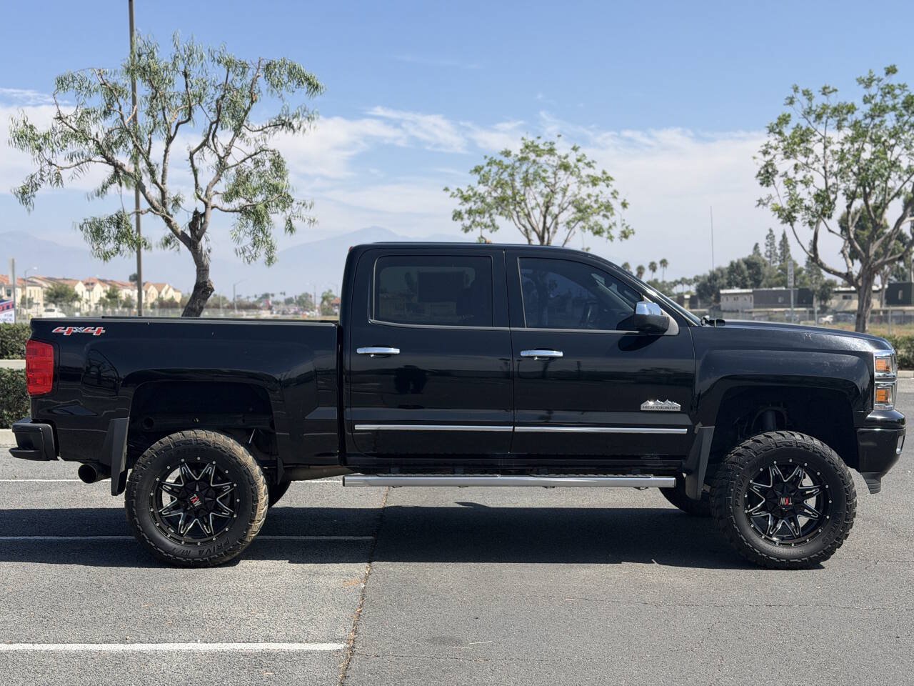 Used 2014 Chevrolet Silverado 1500 High Country w/ High Country Premium Package AWD/4WD image 2