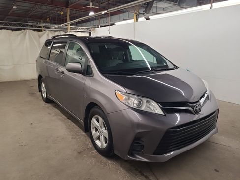 Used 2018 Toyota Sienna LE image 5