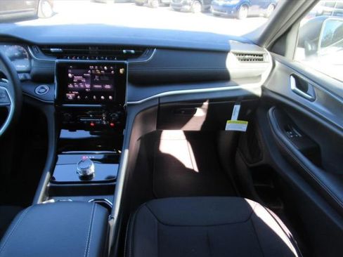 New 2025 Jeep Grand Cherokee Laredo image 13