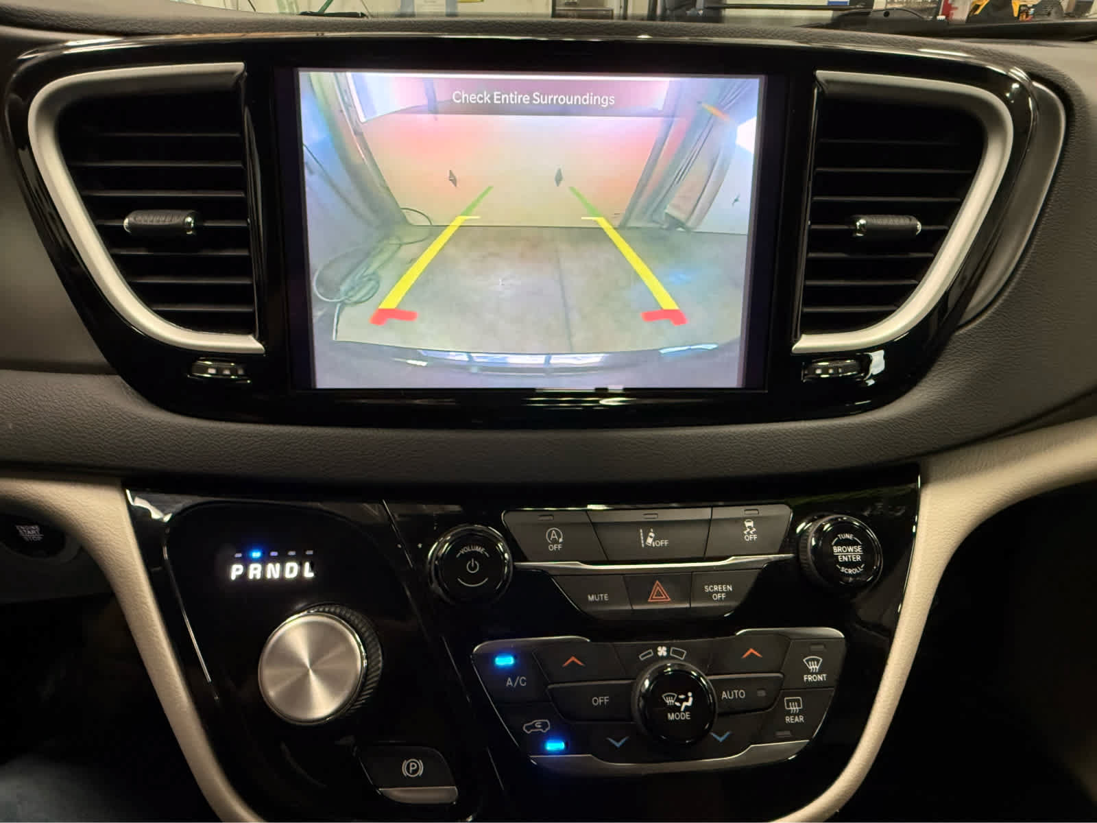 Used 2022 Chrysler Pacifica Touring-L FWD image 15