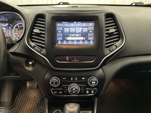 Used 2019 Jeep Cherokee Latitude Plus w/ Comfort/Convenience Group AWD/4WD image 21