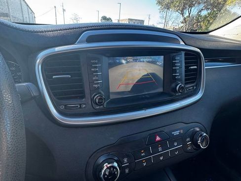 Used 2020 Kia Sorento LX image 12