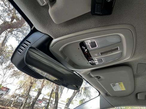 Used 2023 Volvo XC40 B5 Plus image 27