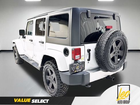 Used 2015 Jeep Wrangler Unlimited Sahara AWD/4WD image 9