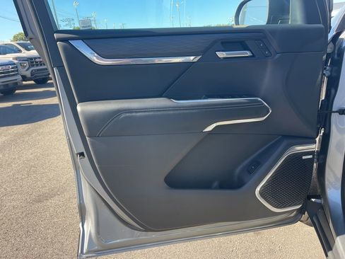 Used 2025 GMC Acadia Elevation image 28