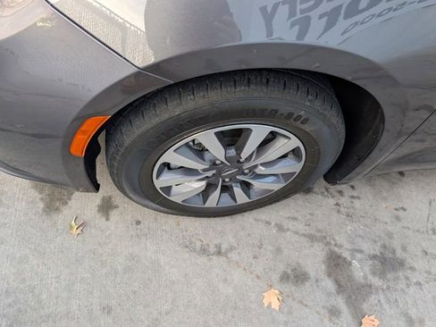 Used 2021 Chrysler Pacifica Touring-L image 7