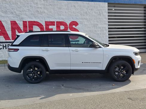 New 2025 Jeep Grand Cherokee Limited w/ Black Appearance Package image 8