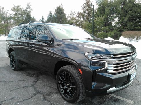 Certified 2023 Chevrolet Suburban High Country image 3