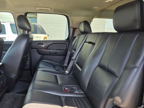 Used 2012 Chevrolet Suburban LT RWD image 12