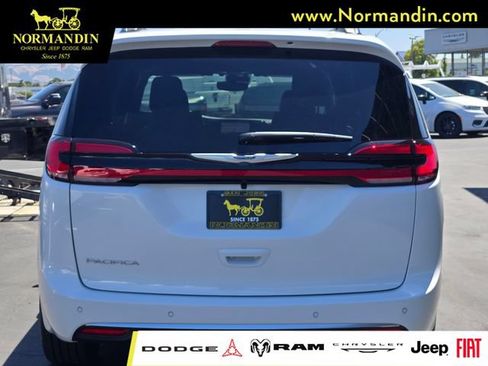 New 2026 Chrysler Pacifica Pinnacle w/ Trailer Tow Group FWD image 5