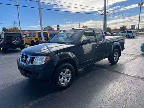 Used 2013 Nissan Frontier SV image 2