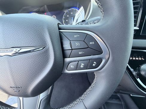 Used 2025 Chrysler Pacifica Select FWD image 16