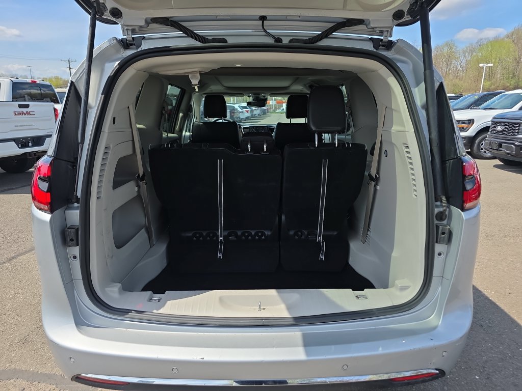 Certified 2024 Chrysler Pacifica Limited FWD image 16