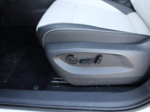 New 2025 Volkswagen Tiguan SE image 8