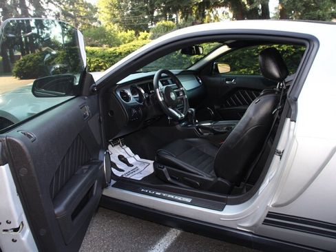 Used 2010 Ford Mustang Premium RWD image 5