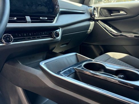 Used 2025 Chevrolet Equinox LT FWD image 42