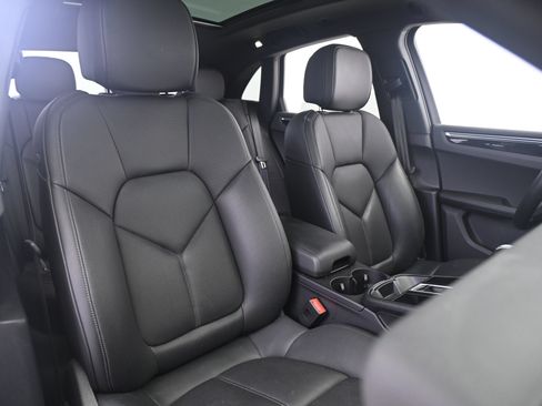 Certified 2023 Porsche Macan AWD/4WD image 24