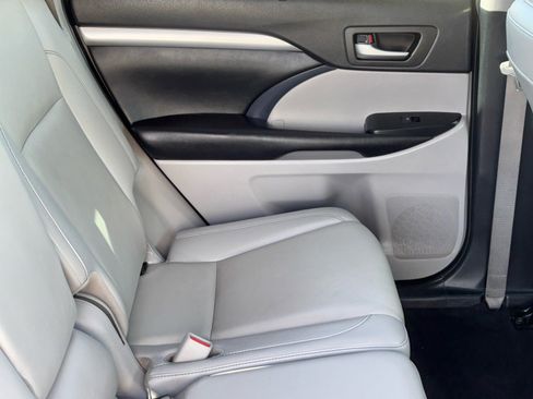 Certified 2019 Toyota Highlander XLE image 14