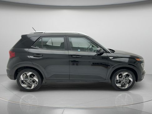 Used 2025 Hyundai Venue SEL FWD image 6