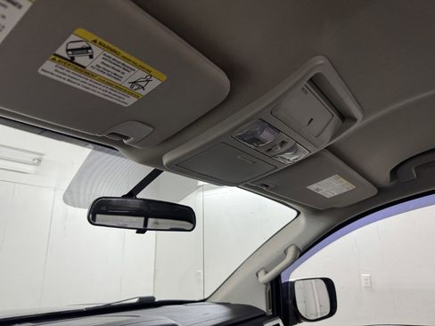 Used 2017 Nissan Titan SV image 31