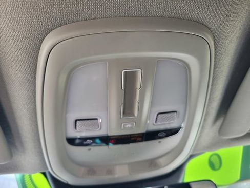 Used 2023 Volvo XC40 B5 Plus image 23