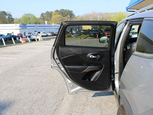 Used 2019 Jeep Cherokee Limited AWD/4WD image 18