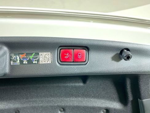 Used 2025 Mercedes-Benz C 300 Sedan image 32