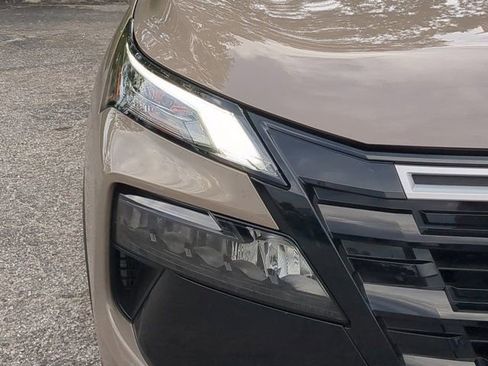 Used 2025 Nissan Rogue SV AWD/4WD image 9