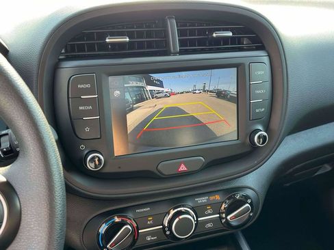 Used 2025 Kia Soul LX w/ LX Technology Package FWD image 21